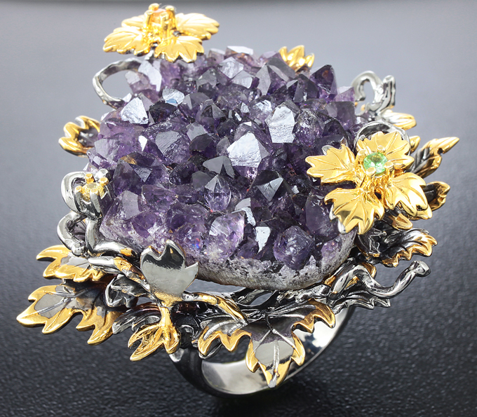 Серебряное кольцо с друзой аметиста, цаворитом и сапфирами