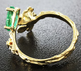 Золотое кольцо с изумрудами 1,02 карат и бриллиантом Золото
