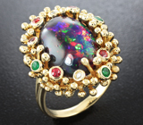 Золотое кольцо с топовым кристаллическим черным опалом 4,72 карат, изумрудами, рубинами и бриллиантами Золото