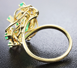 Золотое кольцо с изумрудами массой 1,95 карат и бриллиантам Золото