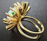 Массивное золотое кольцо с ограненным эфиопским опалом, цаворитами, рубинами и бриллиантами Золото