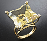 Золотое кольцо с цитрином авторской огранки 30,19 карат и лейкосапфирами Золото