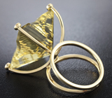 Золотое кольцо с цитрином авторской огранки 30,19 карат и лейкосапфирами Золото