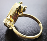 Золотое кольцо с австралийским дублет опалом массой 6,02 карат, цаворитом гранатом, рубином и бриллиантами Золото