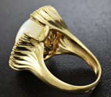 Роскошный крупный камень! Золотое кольцо с кристаллическим опалом и лейкосапфирами Золото