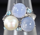 Стильное серебряное кольцо с жемчужиной, халцедоном и голубыми топазами Серебро 925
