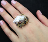 Серебряное кольцо с жемчужиной барокко и гранатами Серебро 925