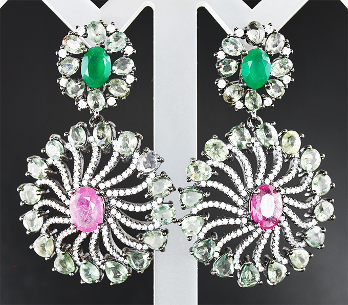 Крупные черненые серебряные серьги с зелеными и розовыми сапфирами и агатами