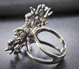 Серебряное кольцо с кристаллическим черным опалом, цаворитами гранатами и сапфирами Серебро 925