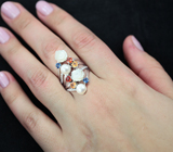 Замечательное серебряное кольцо с жемчугом, резным перламутром и разноцветными сапфирами Серебро 925
