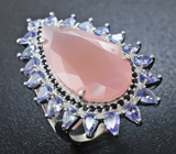 Эффектное серебряное кольцо с розовым кварцем, танзанитами и сапфирами Серебро 925