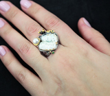 Серебряное кольцо с жемчужиной, сапфирами, цаворитом и родолитом