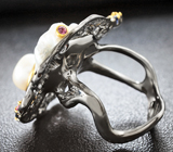 Серебряное кольцо с жемчужиной барокко, цаворитами и сапфирами