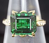 Кольцо с крупным зеленым турмалином и лейкосапфирами