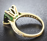 Кольцо с крупным зеленым турмалином и лейкосапфирами Золото