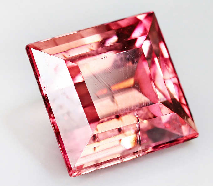 Розовый турмалин 1,5 карат