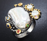 Серебряное кольцо с жемчугом, цаворитами и разноцветными сапфирами