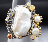 Серебряное кольцо с жемчугом, цаворитами и разноцветными сапфирами Серебро 925