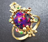 Золотое кольцо с роскошным черным опалом 2,86 карат, цаворитами и рубинами Золото