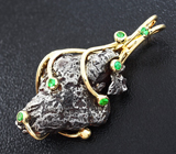 Двусторонний золотой кулон с осколком метеорита Кампо-дель-Сьело 59,96 карат, цаворитами и рубинам Золото