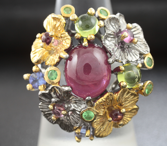 Серебряное кольцо с пурпурным сапфиром, перидотами, танзанитами, родолитами и цаворитами гранатами Серебро 925