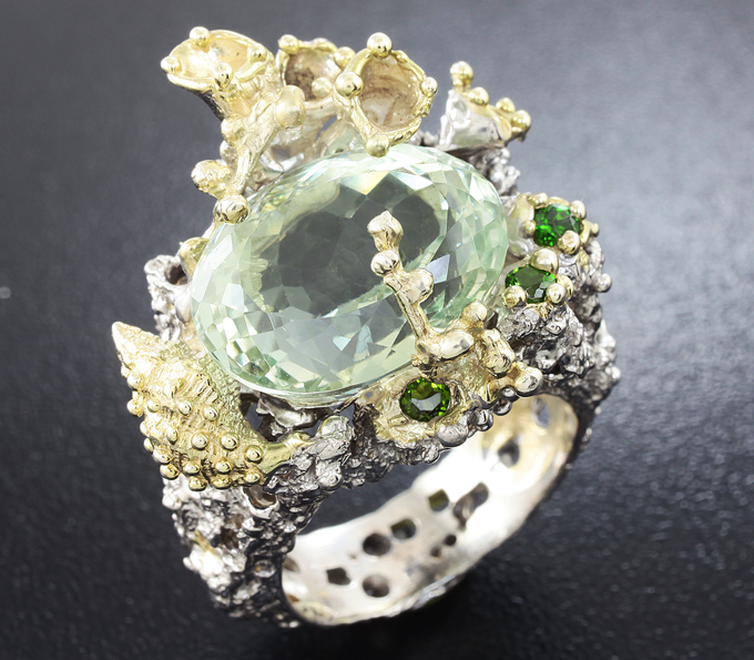 Серебряное кольцо с зеленым аметистом и цаворитами