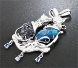 Кулон с необработанными апатитом и иолитом, а также синими и бесцветными сапфирами