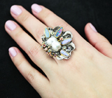 Серебряное кольцо с жемчужиной барокко, австралийскими дублет опалами и разноцветными сапфирами Серебро 925