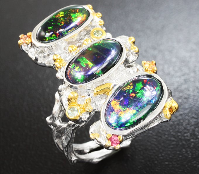 Серебряное кольцо с кристаллическими черными опалами и разноцветными сапфирами