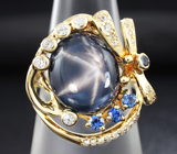 Золотое кольцо со звездчатым, синими и бесветными сапфирами Золото