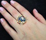 Золотое кольцо со звездчатым, синими и бесветными сапфирами Золото
