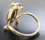 Золотое кольцо с кристаллическим черным опалом 2,7 карат, цаворитами и рубинами Золото