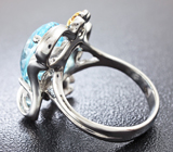 Серебряное кольцо с голубым топазом, цаворитами и сапфирами