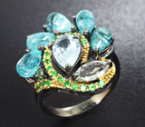 Эффектное серебряное кольцо с голубым топазом, зеленым аметистом, апатитами и цаворитами Серебро 925
