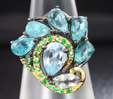 Эффектное серебряное кольцо с голубым топазом, зеленым аметистом, апатитами и цаворитами Серебро 925