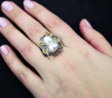 Серебряное кольцо с жемчужиной барокко, цаворитами и сапфирами