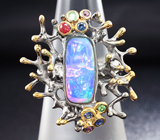 Серебряное кольцо с кристаллическим эфиопским опалом, синими сапфирами, цаворитами и родолитами Серебро 925