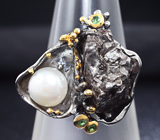 Серебряное кольцо с осколком метеорита Кампо-дель-Сьело, жемчугом и цаворитами Серебро 925