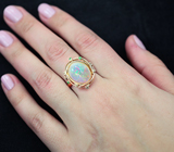 Золотое кольцо с красивейшим кристаллическим опалом 5,78 карат и разноцветными сапфирами Золото