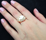 Золотое кольцо с жемчужиной барокко 11,45 карат и лейкосапфирами Золото