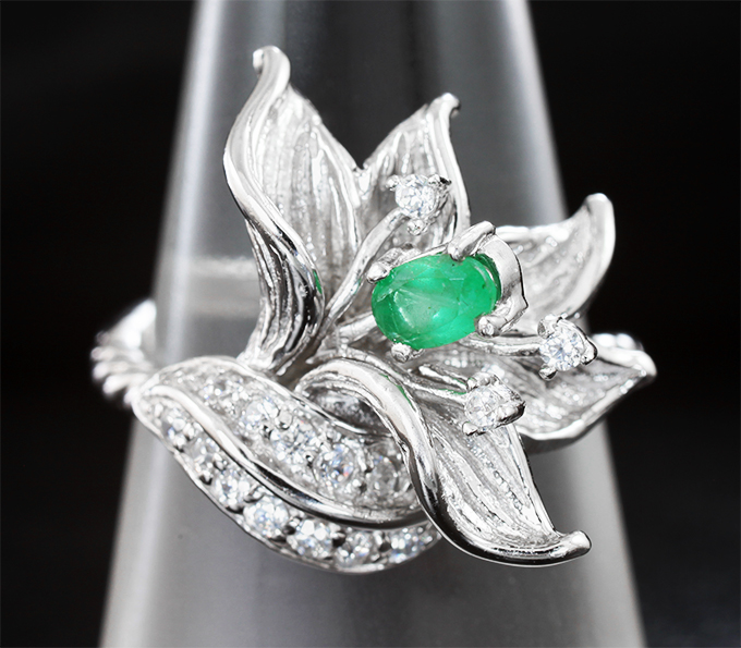 Прелестное серебряное кольцо с изумрудом