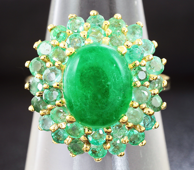 Эффектное серебряное кольцо с зеленым агатом и изумрудами