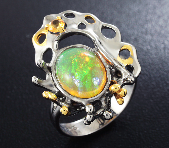 Серебряное кольцо с кристаллическим эфиопским опалом и желтым сапфиром