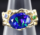 Золотое кольцо с ограненным черным опалом 1,65 карат, синими сапфиром и цаворитом Золото