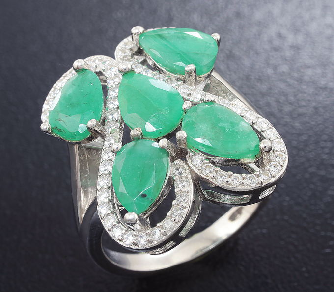 Замечательное серебряное кольцо с изумрудами