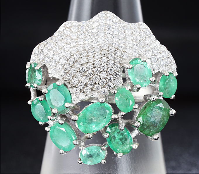 Превосходное серебряное кольцо с изумрудами