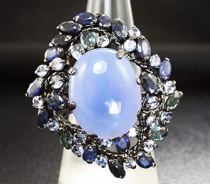 Шикарное серебряное кольцо с голубым халцедоном, сапфирами и танзанитами