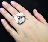 Серебряное кольцо с жемчужиной барокко, родолитом и сапфирами Серебро 925