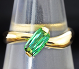 Золотое кольцо с великолепным неоново-зеленым турмалином 0,55 карат Золото