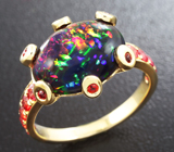 Золотое кольцо с красивейшим искрящимся черным опалом 3,05 карат и рубинами Золото